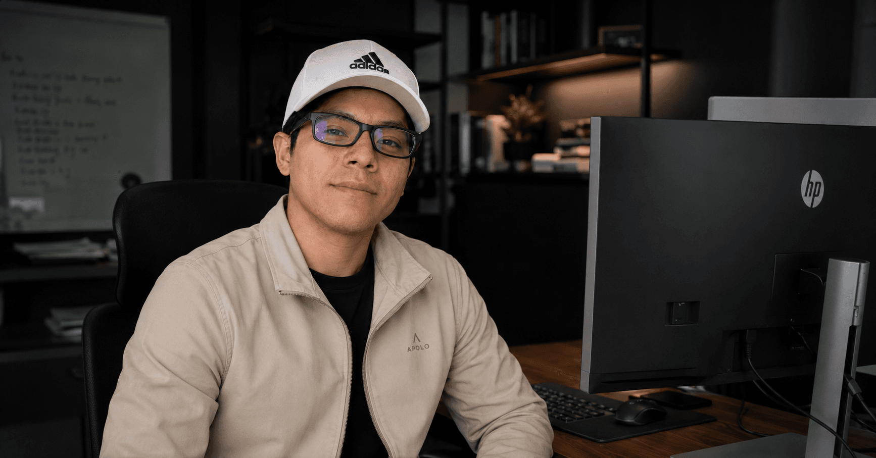 Profesional trabajando en una solución tecnológica